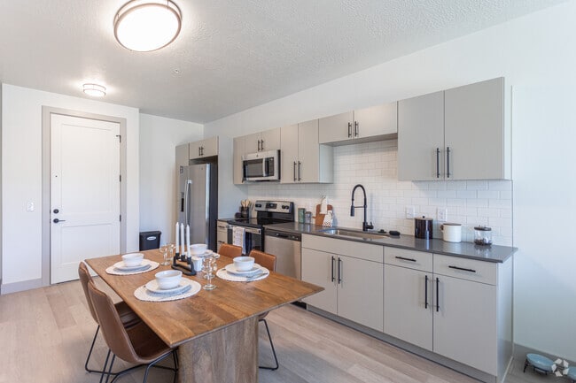 1BR, 1BA - 650SF
