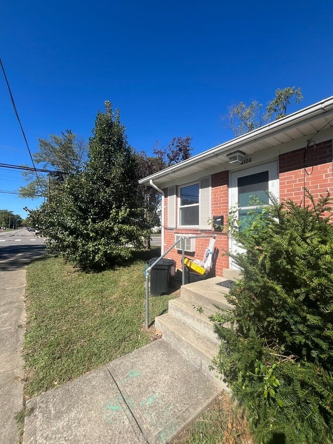 Building Photo - One Bedroom In Deer Park!