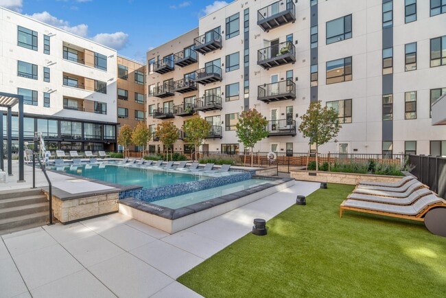 BroadwayPark_amenity_pool (1)