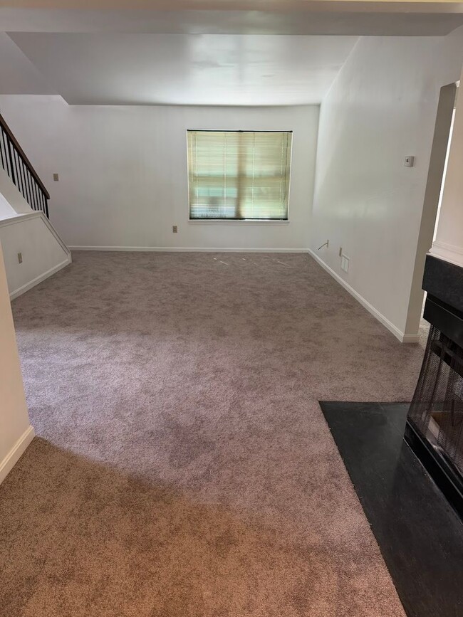Building Photo - 3 Bedroom Seven Oaks Condo