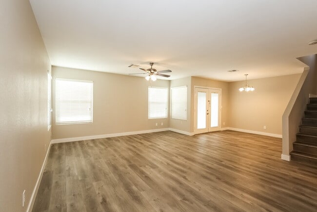 Photo - 2010 Waverly Cir