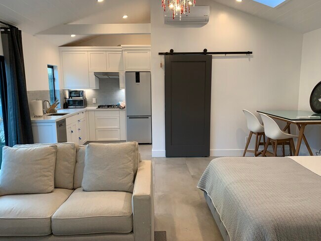 Photo - 2122 Kelton Ave Unidad A Rental