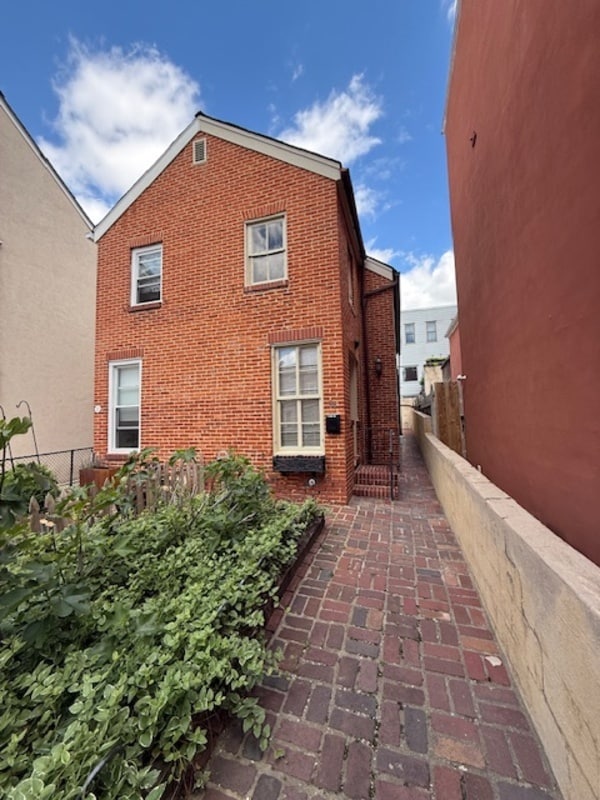 Photo - 24 E Henrietta St