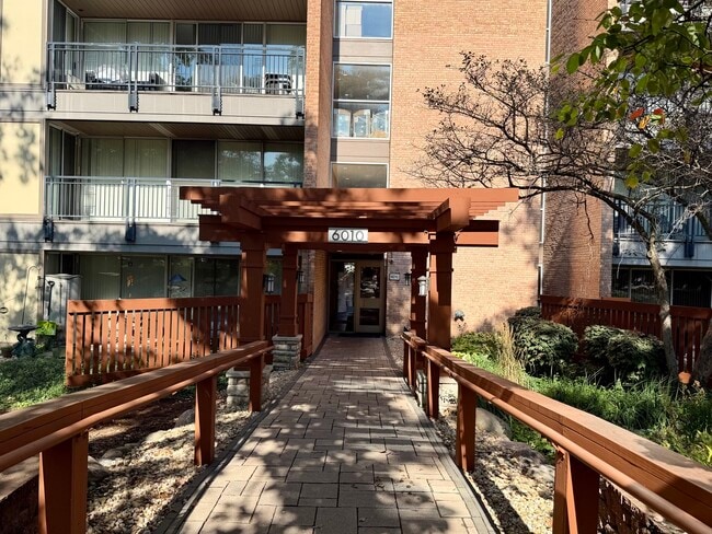 Building Photo - 6010 Oakwood Dr Unit 6C