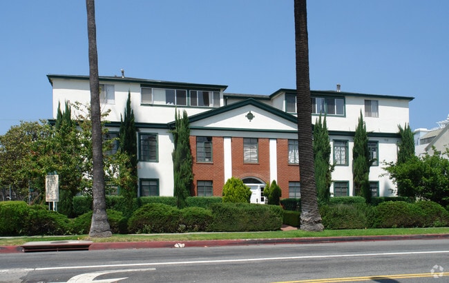 Doheny Court - 427 N Doheny Dr