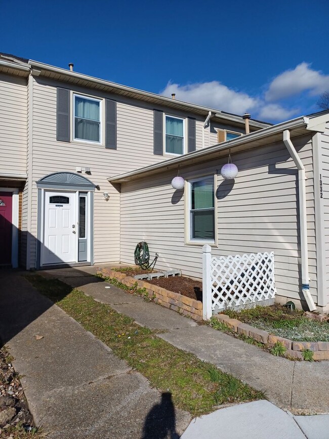 Spacious 3 BR townhouse in VA Beach with a... - Spacious 3 BR townhouse in VA Beach with a...