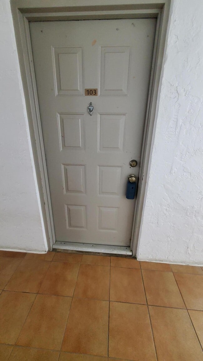 Photo - 721 N Pine Island Rd Unidad 103