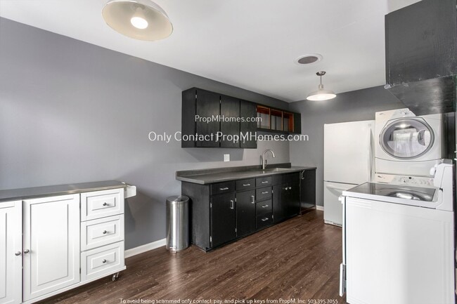 Photo - Lovely Two Bedroom Duplex In North Portland W/ Beautiful Backyard! Unit 8327 N Hudson Street