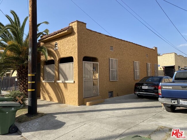 Building Photo - 711 W 54th St Rental