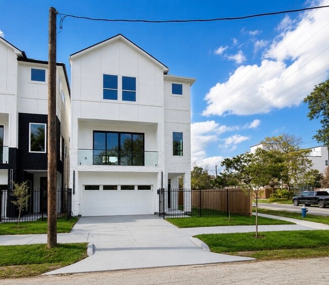 Building Photo - 3101 Live Oak St