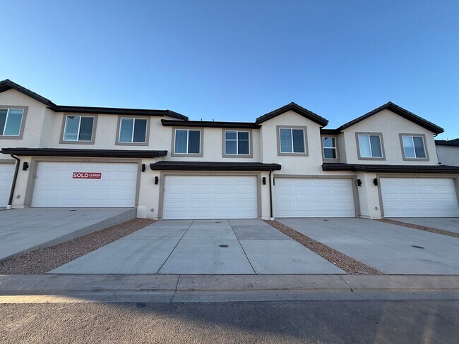 Photo - Includes internet - Pool/Pickle Ball +++