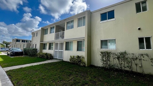 Building Photo - 695 SW 11th St Unit 204