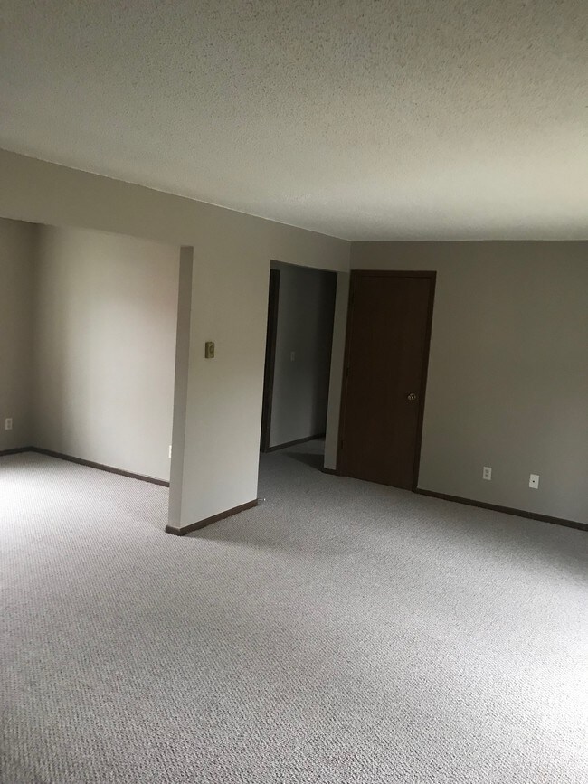 living/dining room - 103 S Columbus St Unit 2