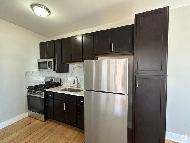 Building Photo - 2712 N Milwaukee Ave Rental