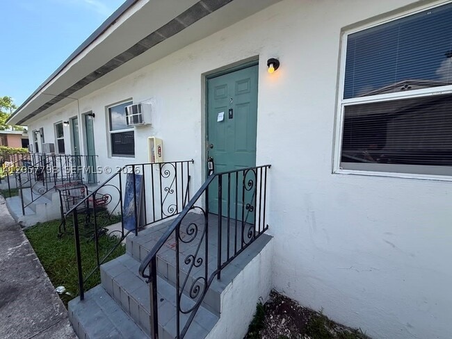 Building Photo - 2140 NW 24th St Unit 2