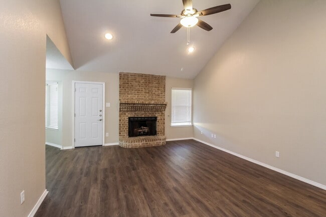 Photo - 900 Vicksburg Ln