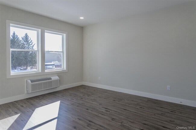 Photo - 124 S Main St