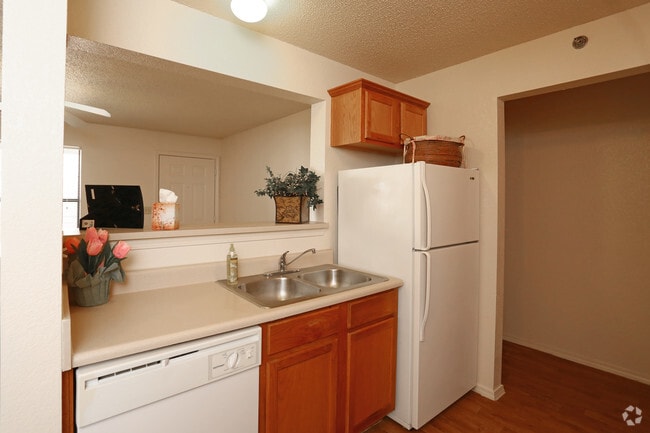 2BR, 2BA - 912SF - Kitchen