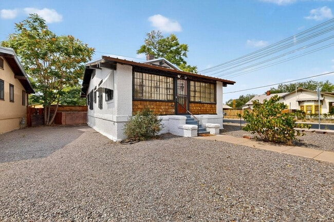 Photo - Downtown BUNGALOW 2 Bedroom 1 Bath