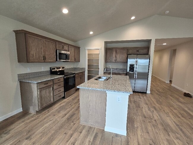 Photo - 323 Omphale St W