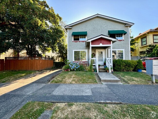 Building Photo - Irvington Triplex Townhome