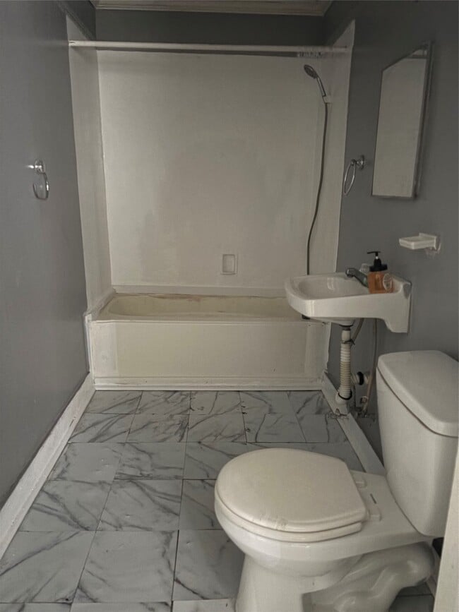 Photo - 715 W 4th St