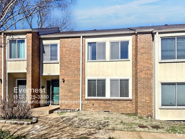 Building Photo - Lovely 3-Bedroom Townhome with Modern Comf...