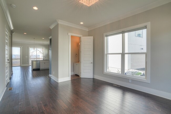 Photo - 908 Youngs Ln