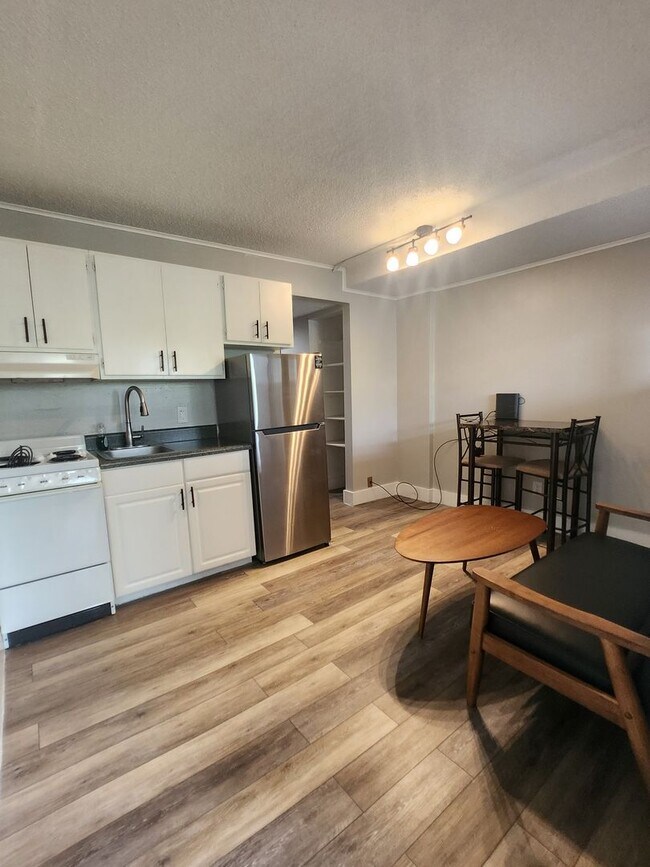 Photo - Move in Now - No Rent due until October!! ... Unidad 516