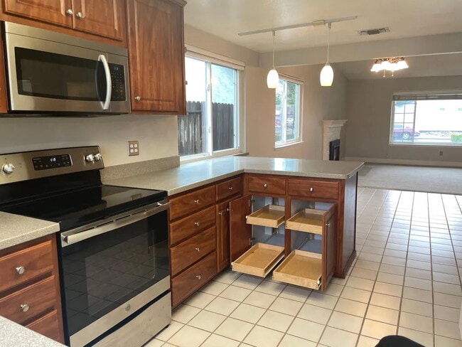 Building Photo - 779 Oakmeade Dr