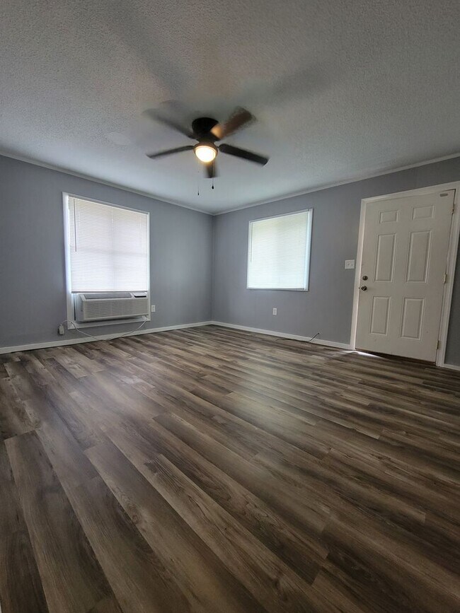 Photo - Campus Apartments Riverside