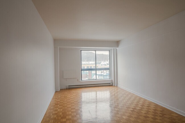 Building Photo - 1 Chem. de la Côte-Sainte-Catherine Unit 1403