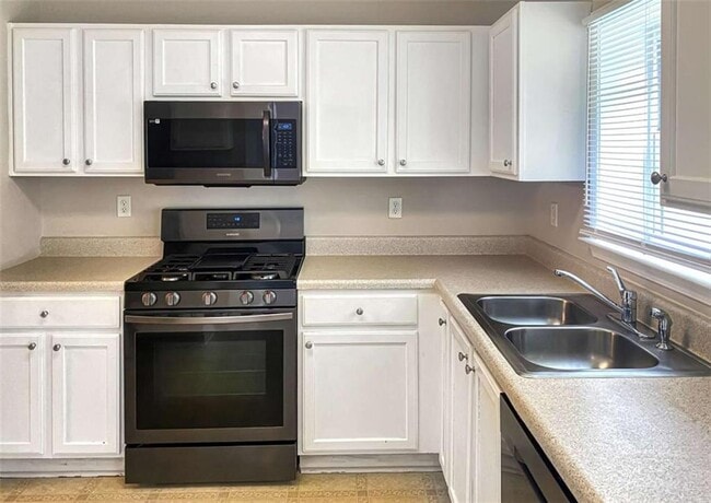 Photo - 2550 Plymouth Way