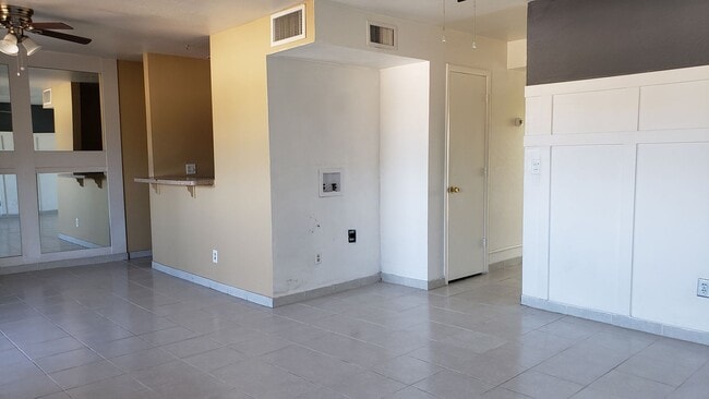 Photo - 1620 N Wilmot Rd