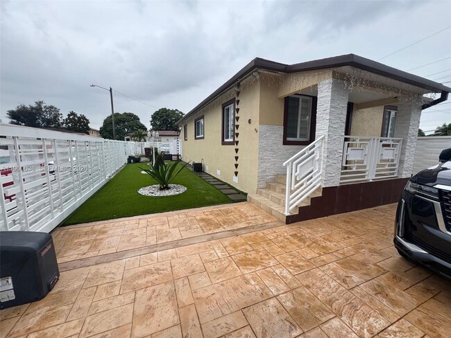 Photo - 41 E 54th St