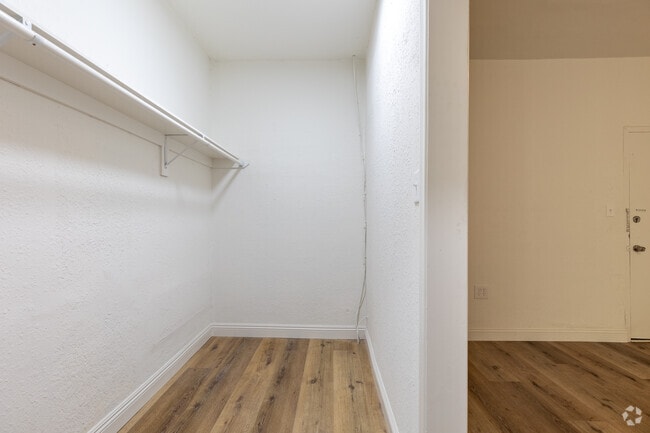 Studio - 425SF