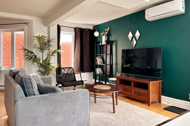 Building Photo - 3730 Bd Édouard-Montpetit