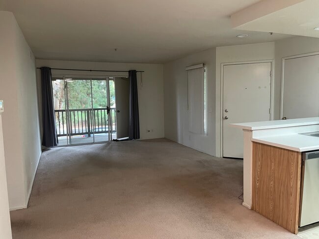 Large living area - 2800 Keller Dr Unit 233