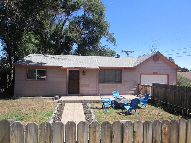 Building Photo - $1450 | 2BR/1BA House | Pet Friendly Ranch...