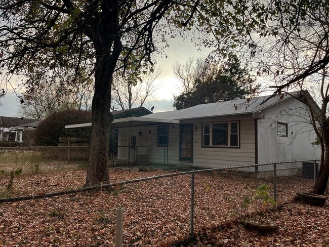 Adorable 3 Bedroom, 2 Bathroom Home with F... - Adorable 3 Bedroom, 2 Bathroom Home with F...