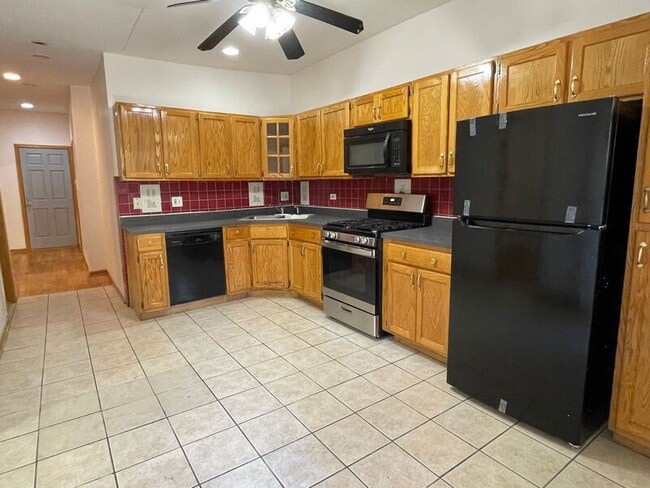 Building Photo - 902 N California Ave Unit #1R