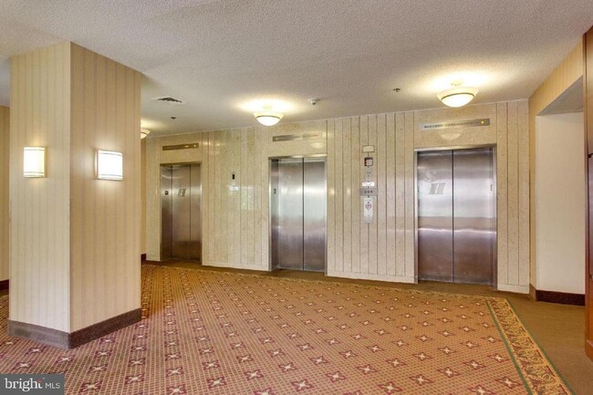 Photo - 3709 S George Mason Dr Unidad 609E