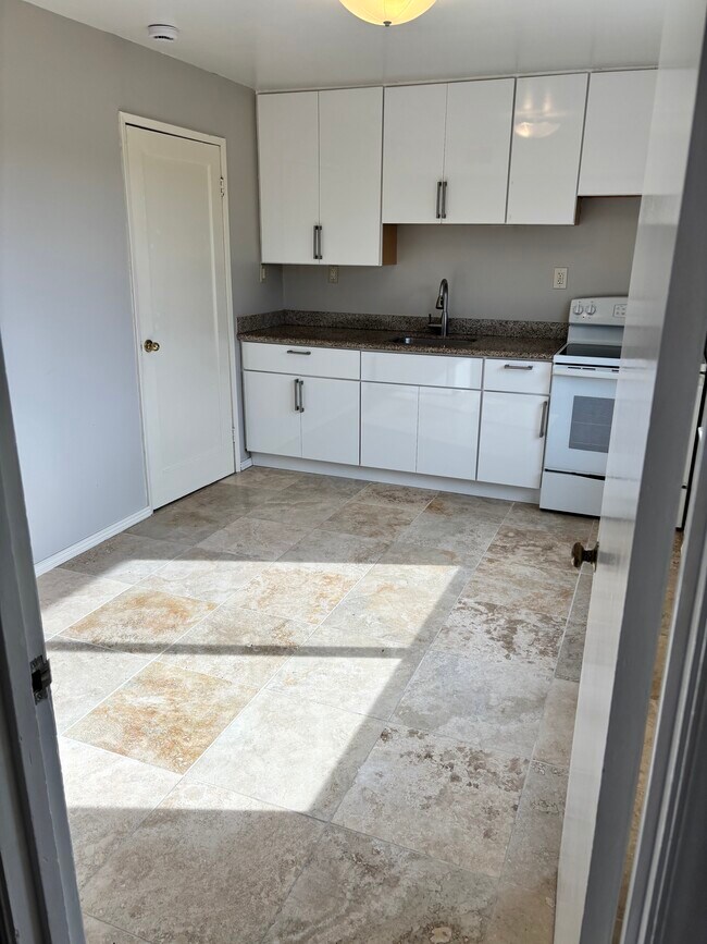 Photo - 6742 Snowdon Ave