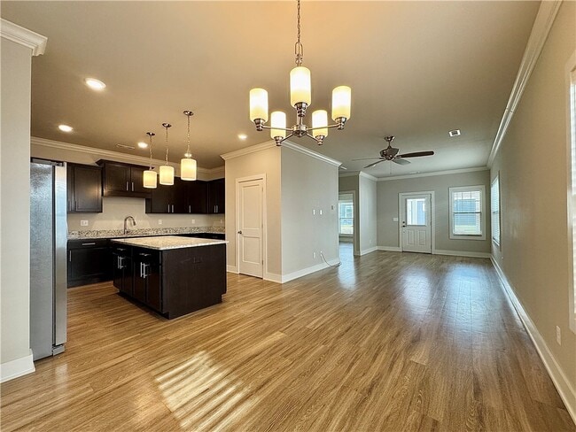 Photo - 707 NE Hts Ln