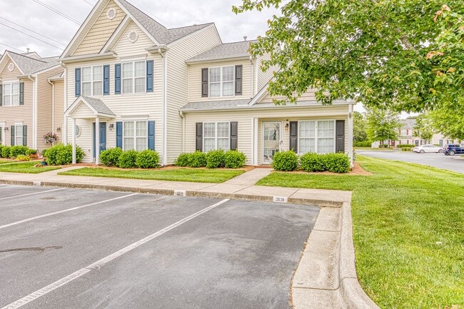 Photo - Beautiful 2-Story 3 bedroom and 2.5 townhouse in High Point, off Skeet Club Rd and Eastchester
