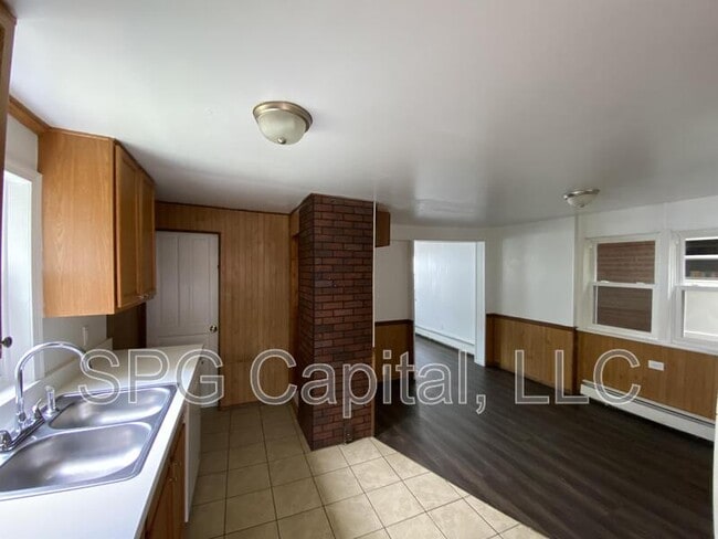 Photo - 704 Jessop Pl
