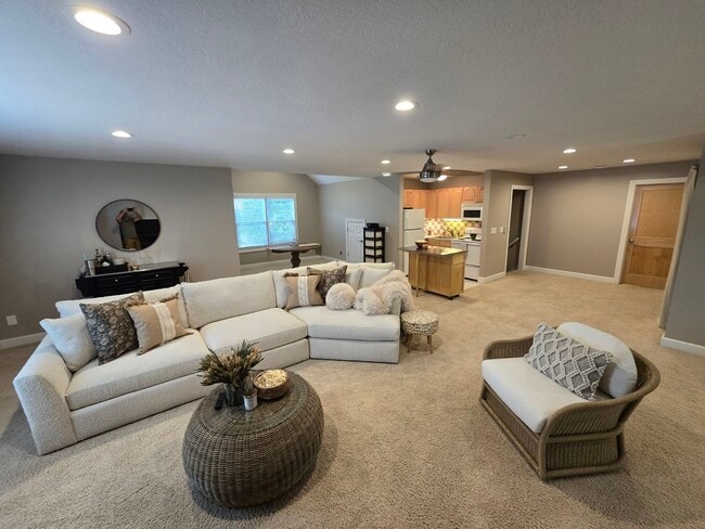 ¡RECIÉN AMUEBLADO CON MUEBLES DE LA MARCA ARHAUS! - 5040 Postlewaite Rd