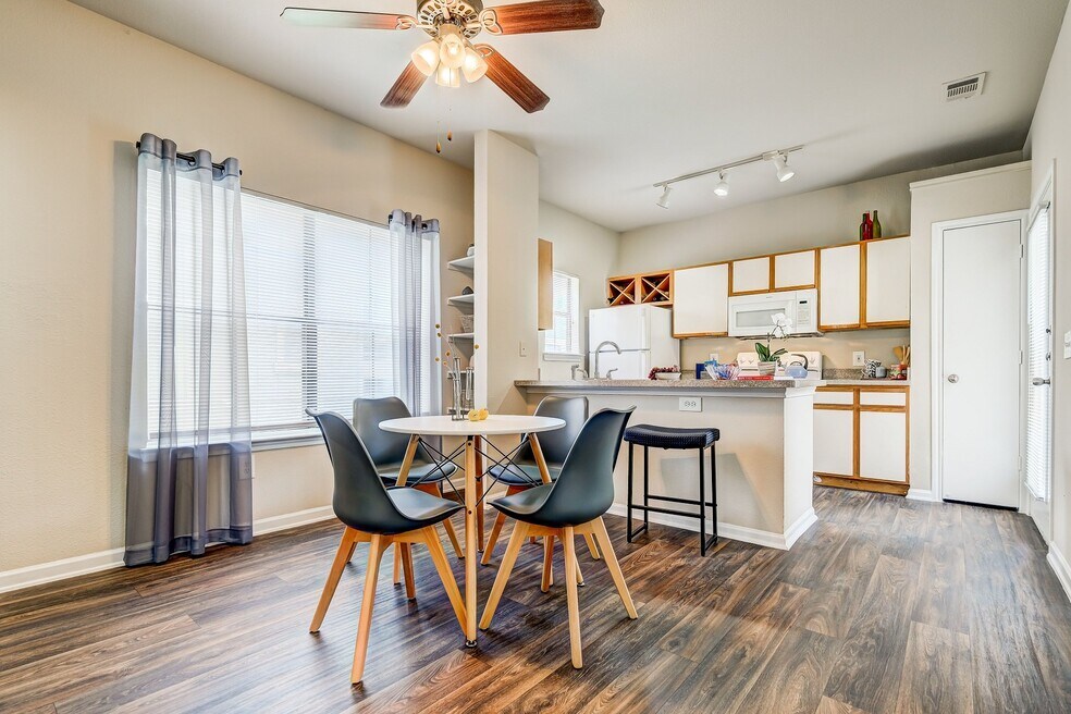 Legacy of Cedar Hill Apartments and Townhomes