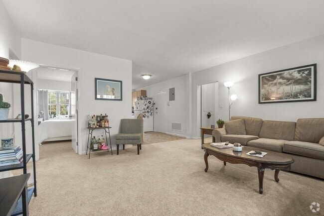 Building Photo - 165 Lake Shore Rd Unit 1 Rental