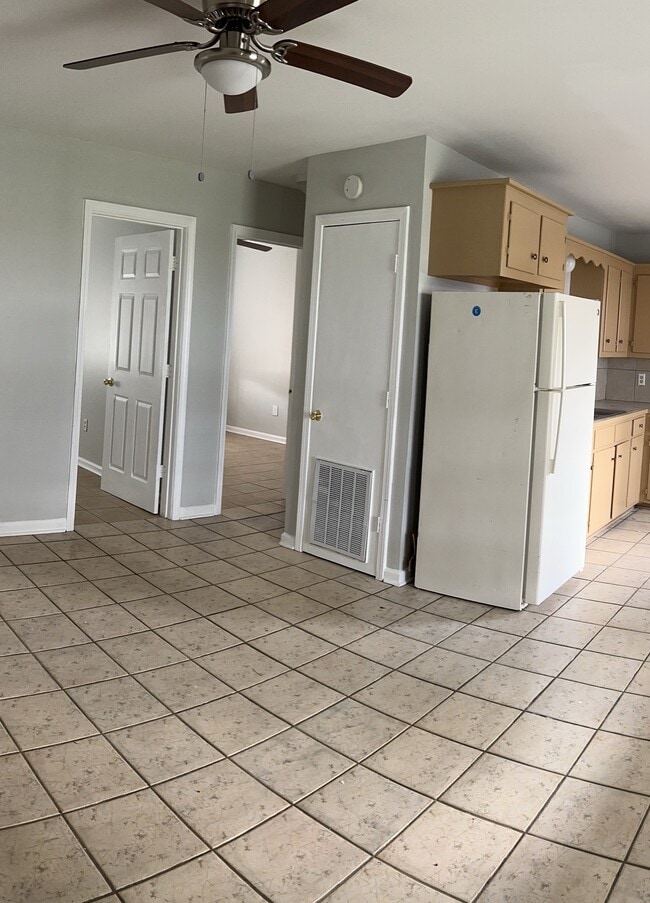Building Photo - Savoy apartments Unit 1